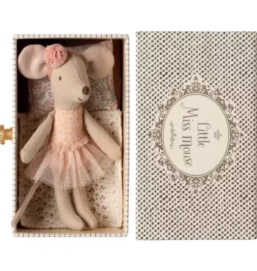 Dance mouse in daybed, Little sister