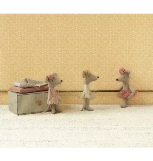 Dance mouse in daybed, Little sister