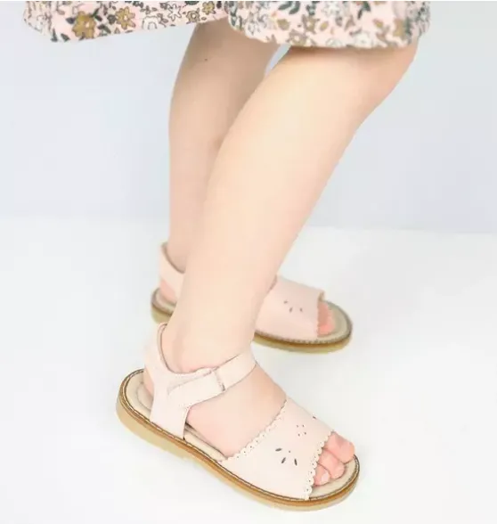 Classic Sandal with Scallop Pink