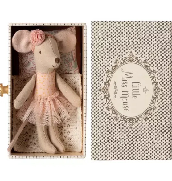 Dance mouse in daybed, Little sister